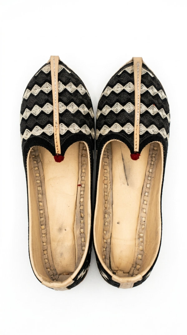Handcrafted Black & White Juttis